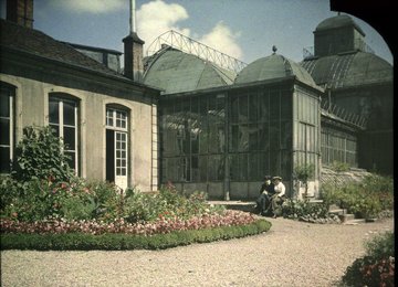 visiteuses devant les serres du jardin rue sainte Catherine