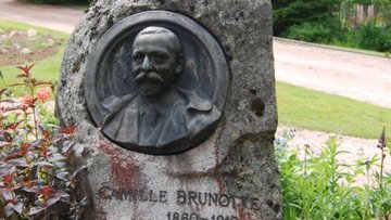 Stèle de Camille Brunotte, fondateur du premier jardin