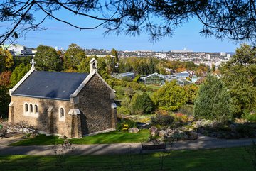 Vue sur l'alpinum, la chapelle et Nancy © Jardins botaniques du Grand Nancy et de l'Université de Lorraine / Julien DECOLLOGNE